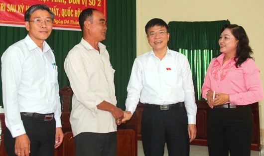 Bộ trưởng Bộ Tư pháp Lê Thành Long được cử tri Kiên Giang chào đón nồng hậu bởi luôn ân cần lắng nghe ý kiến cử tri.