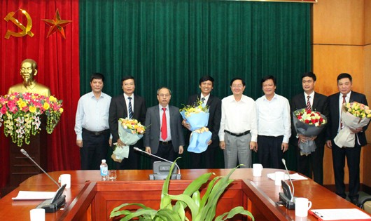 Bộ trưởng Lê Vĩnh Tân và Thứ trưởng Nguyễn Duy Thăng chụp ảnh lưu niệm với 4 cán bộ mới được bổ nhiệm. Ảnh: Cổng thông tin Bộ Nội vụ.