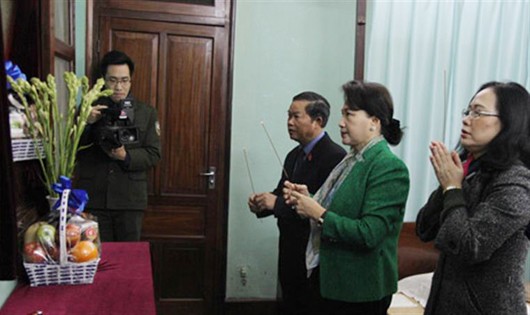 Chủ tịch Quốc hội Nguyễn Thị Kim Ngân dâng hương tưởng nhớ Bác Hồ