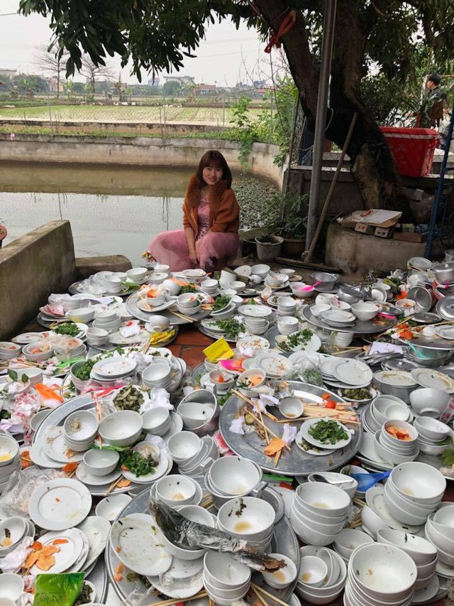 Một mình chị Tâm phải rửa hết sân chén bát này