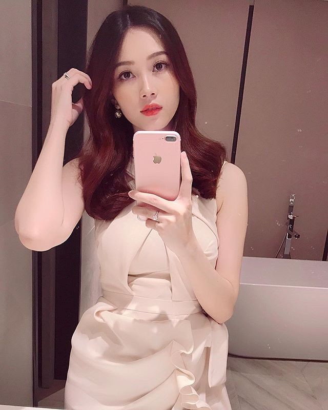 Ca sĩ Lệ Quyên, người mẫu Trang Trần đều dành sự khen ngợi việc lại dáng “thần tốc” của Đặng Thu Thảo “như chưa từng trải qua sinh nở”.