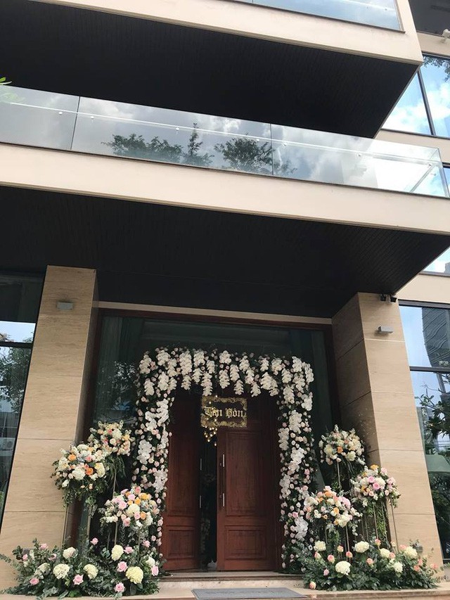 Hoa hậu Đặng Thu Thảo chính thức lên xe hoa cùng doanh nhân Trung Tín ở tuổi 26. Sau lễ cưới, Thu Thảo sống cùng gia đình chồng tại căn biệt thự thuộc hàng đắt đỏ nằm ngay tuyến phố trung tâm thuộc quận 1, TP.HCM. (Ảnh: Phạm Đăng Hoàn).