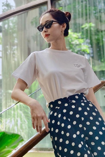 Thu Thảo trong bức ảnh do ông xã chụp. Hoa hậu Việt Nam 2014 mặc vừa trang phục size S như trước khi sinh con. Nếu như Đặng Thu Thảo từng khiến nhiều người ngưỡng mộ với hình ảnh “thần tiên tỉ tỉ” thì giờ đây cô tiếp tục được yêu mến với hình ảnh của người phụ nữ có gia đình và đang tận hưởng niềm hạnh phúc. Trang phục dịu dàng, nữ tính, lối trang điểm tự nhiên, tươi sáng càng tăng sức cuốn hút của Hoa hậu Đặng Thu Thảo.