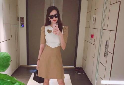 Cô lần đầu đăng ảnh tái xuất sau khi sinh con hơn 1 tháng. Đặng Thu Thảo khiến mọi người cảm thấy bất ngờ khi xuất hiện với thân hình rất thon gọn.