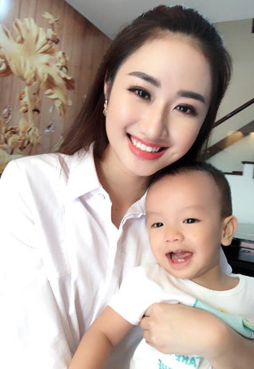 Mới đây, cô chia sẻ hình ảnh dịu dàng bên con trai Tommy. Hoa hậu Thu Ngân vẫn giữ được nét xinh đẹp của mình mặc dù không thường xuất hiện trước công chúng.
