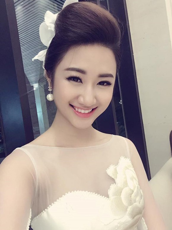 Cô cố gắng thích nghi với cuộc sống của người phụ nữ có gia đình và là cô con dâu trưởng.