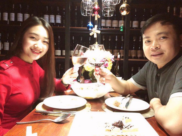 Lấy chồng cách biệt tuổi tác, Hoa hậu cho biết, cô cố gắng làm mình “già đi” bằng cách tìm hiểu các thú vui của ông xã như sưu tập đồ cổ, chơi cây cảnh, uống trà. Dần dần cô cũng yêu thích những đam mê của chồng. Ngược lại, ông xã hơn cô 19 tuổi cũng cố gắng trẻ trung hơn để hoà hợp với vợ.