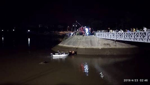 Xuồng cứu hộ của lực lượng chức năng chuẩn bị tiếp cận chiếc xe rơi xuống sông. Ảnh: Công an tỉnh Điện Biên. 