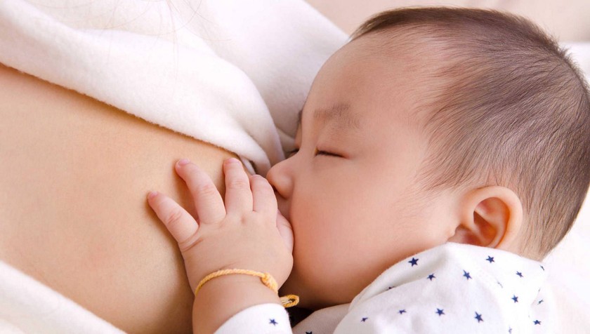 Làm sao để biết bé sơ sinh đã bú no?