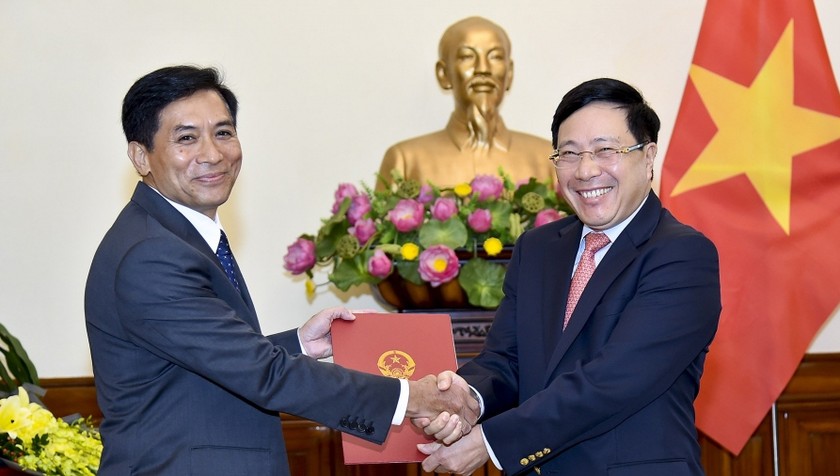 Phó Thủ tướng, Bộ trưởng Ngoại giao Phạm Bình Minh trao quyết định cho ông Nguyễn Trác Toàn.