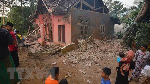Cảnh đổ vỡ sau trận động đất mạnh 7,4 độ Richter làm rung chuyển khu vực Pandeglang, tỉnh Banten, Indonesia ngày 3/8/2019. (Nguồn: AFP/TTXVN)