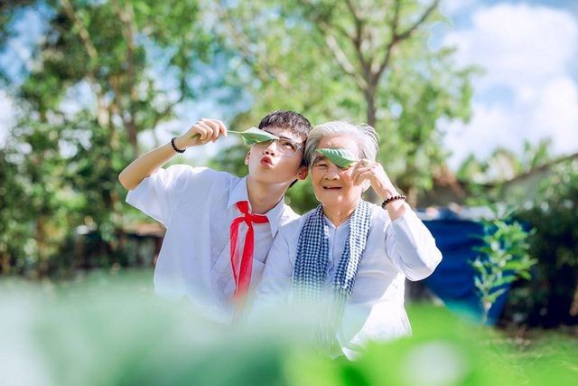 Câu chuyện xúc động phía sau bộ ảnh bà nội 89 tuổi mặc váy cưới - 11 Câu chuyện xúc động phía sau bộ ảnh bà nội 89 tuổi mặc váy cưới - 11
