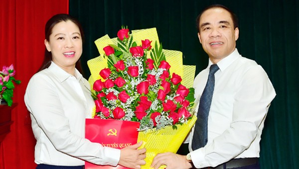 Bí thư Tỉnh ủy Tuyên Quang Chẩu Văn Lâm trao quyết định của Ban Bí thư
chuẩn y bà Lê Thị Kim Dung giữ chức vụ Ủy viên Ban Thường vụ Tỉnh ủy.