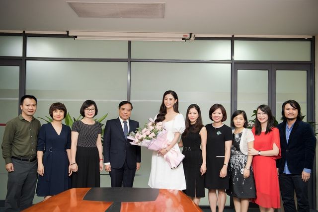 Cả trường bật cười vì câu nói ngây thơ của Hoa hậu Lương Thuỳ Linh - 5 Cả trường bật cười vì câu nói ngây thơ của Hoa hậu Lương Thuỳ Linh - 5