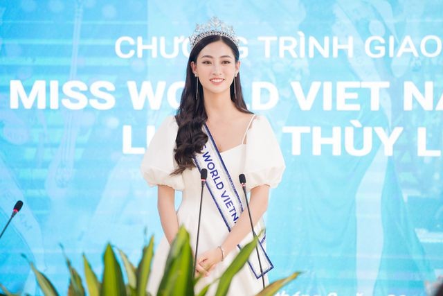 Cả trường bật cười vì câu nói ngây thơ của Hoa hậu Lương Thuỳ Linh - 3 Cả trường bật cười vì câu nói ngây thơ của Hoa hậu Lương Thuỳ Linh - 3