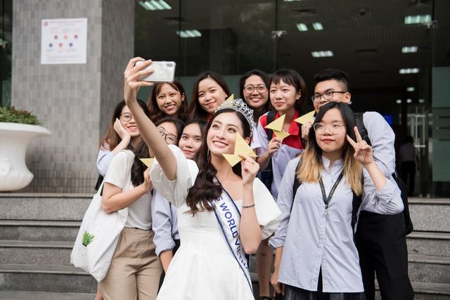 Cả trường bật cười vì câu nói ngây thơ của Hoa hậu Lương Thuỳ Linh - 4 Cả trường bật cười vì câu nói ngây thơ của Hoa hậu Lương Thuỳ Linh - 4