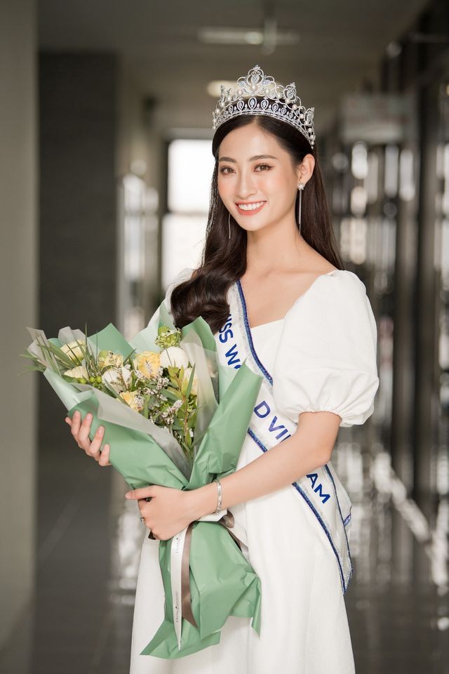 Cả trường bật cười vì câu nói ngây thơ của Hoa hậu Lương Thuỳ Linh - 1 Cả trường bật cười vì câu nói ngây thơ của Hoa hậu Lương Thuỳ Linh - 1