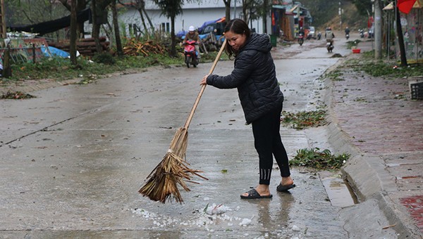 Người dân dọn dẹp đường sá sau mưa đá đêm 17/3 tại Lào Cai. Ảnh: Báo Lào Cai.