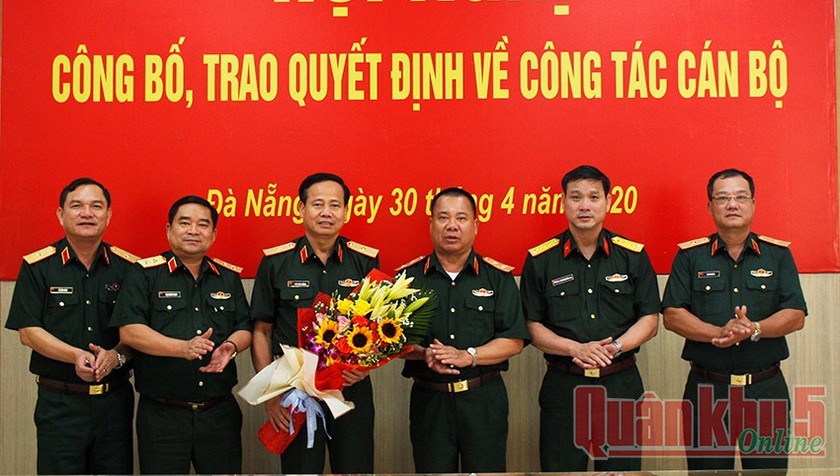 Thường vụ Đảng ủy, Bộ Tư lệnh Quân khu 5 chúc mừng Thiếu tướng Hứa Văn Tưởng.