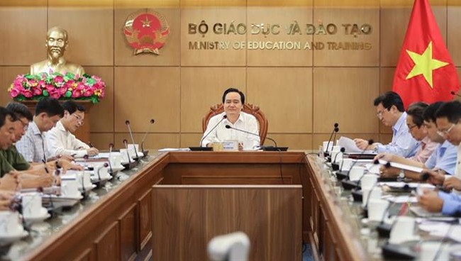 Bộ trưởng Phùng Xuân Nhạ chủ trì cuộc họp. Ảnh: Trung tâm Truyền thông Giáo dục/Bộ GD&ĐT.