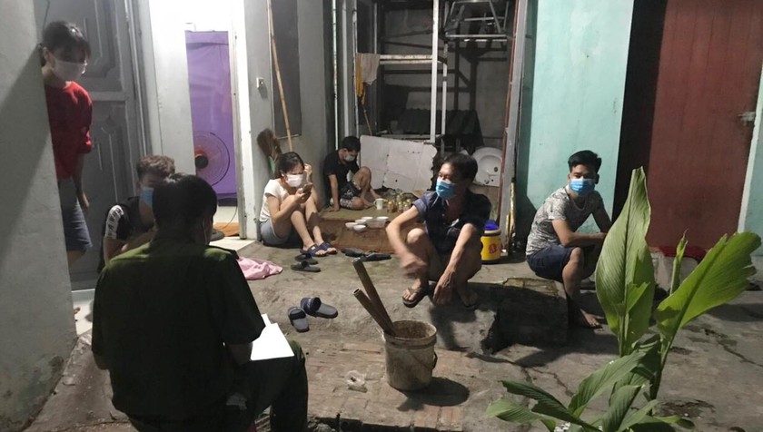 Nhóm người tụ tập uống bia xem bóng đá tại nhà trọ. Ảnh: Công an tỉnh Bắc Giang.