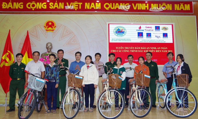Hai đơn vị trao tặng xe đạp cho các em học sinh nghèo vượt khó học giỏi