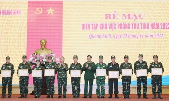 Tư lệnh Quân khu 3 trao bằng khen cho các tập thể, cá nhân có thành tích xuất sắc trong cuộc diễn tập KVPT tỉnh Quảng Ninh năm 2022.