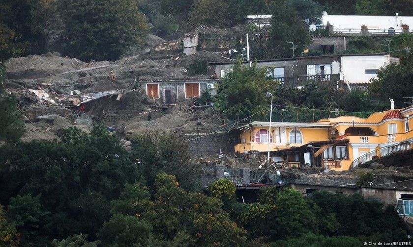 Mưa lớn gây lũ lụt dẫn tới vụ lở đất xảy ra vào sáng sớm 26/11 tại thành phố Casamicciola Terme trên đảo Ischia. Ảnh: DW