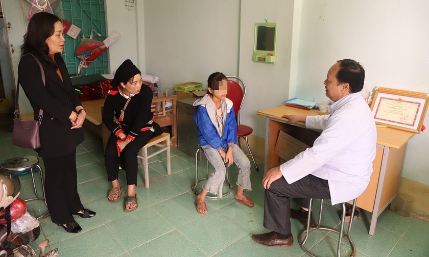 Sở Y tế giám sát việc thăm khám cho học sinh tại điểm Trường Nà Rại thuộc Trường Tiểu học Cốc Pàng. Ảnh: Sở Y tế Cao Bằng