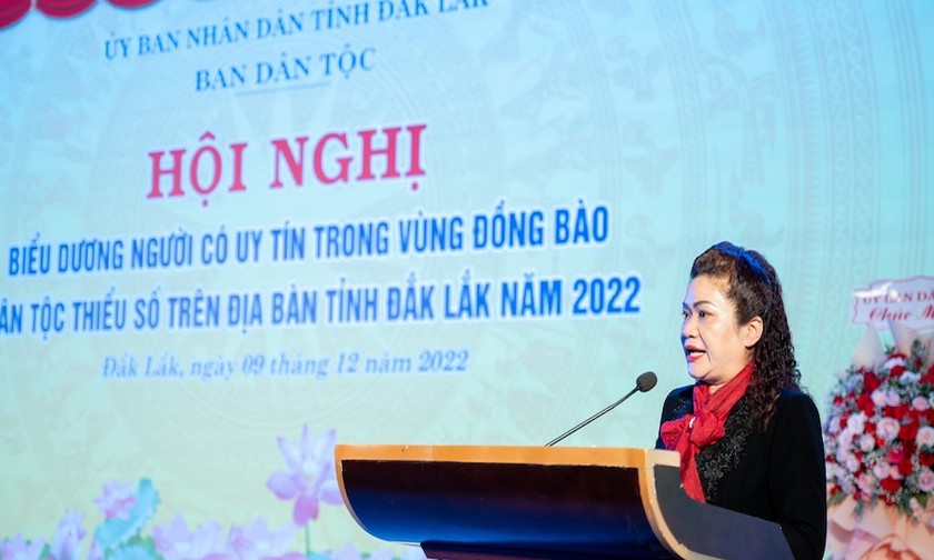 Bà H Yâo Knul - Trưởng ban dân tộc tỉnh phát biểu.