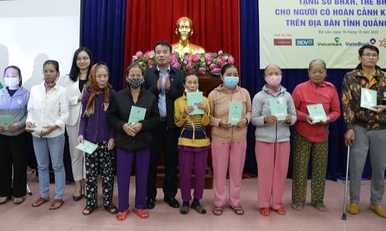Trao tặng sổ BHXH, thẻ BHYT cho người có hoàn cảnh khó khăn tại tỉnh Quảng Nam