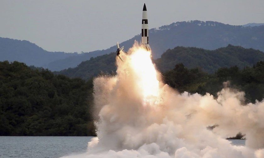 JCS thông báo, Triều Tiên sáng 31/12 đã phóng 3 tên lửa đạn đạo tầm ngắn ra vùng biển phía Đông nước này. Ảnh minh họa. (Nguồn: AP)