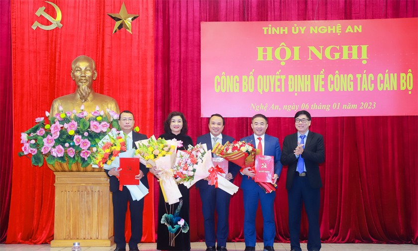 Phó Bí thư Thường trực Tỉnh ủy Nghệ An Nguyễn Văn Thông trao quyết định và tặng hoa chúc mừng các đồng chí được bổ nhiệm.