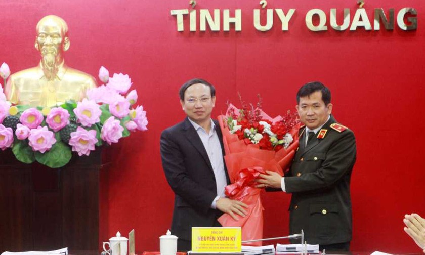 Ủy viên Trung ương Đảng, Bí thư, Chủ tịch HĐND tỉnh Quảng Ninh Nguyễn Xuân Ký tặng hoa chúc mừng Thiếu tướng Đinh Văn Nơi.
