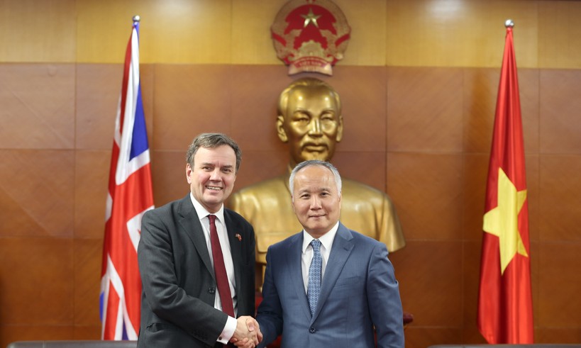 Quốc vụ khanh Hands đã gặp Thứ trưởng Bộ Công Thương Trần Quốc Khánh. Ảnh: Đại sứ quán Anh tại Việt Nam.