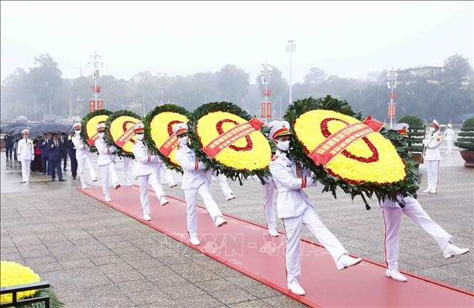 Lãnh đạo Đảng, Nhà nước vào Lăng viếng Chủ tịch Hồ Chí Minh ảnh 1