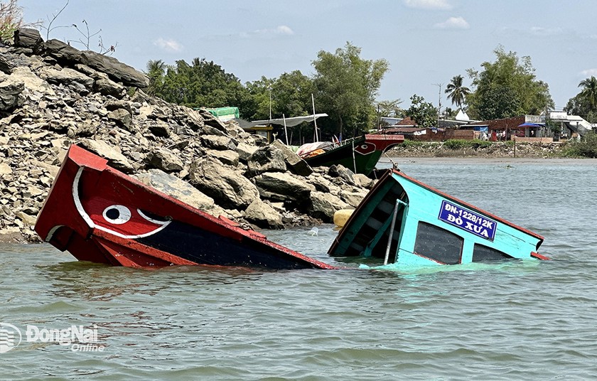 Đò chở khách bị chìm sau va chạm với sà lan trên sông Đồng Nai sáng 5/2. Ảnh: Báo Đồng Nai.