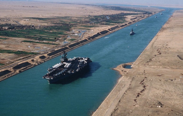Là tuyến đường thủy quan trọng nối liền Địa Trung Hải và Biển Đỏ, Kênh đào Suez chiếm khoảng 12% khối lượng vận chuyển hàng hóa bằng đường biển của thế giới và là một trong những nguồn thu ngoại tệ chủ chốt của Ai Cập. (Nguồn: Cairo Scene)