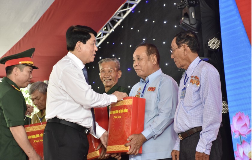 Thay mặt Quân ủy Trung ương, Bộ Quốc phòng, Đại tướng Lương Cường trao quà tặng các cựu tù Phú Quốc.