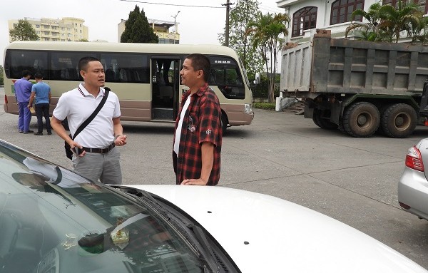 Ông Nguyễn văn Nam, TP Uông Bí (áo đỏ) trao đổi với phóng viên.