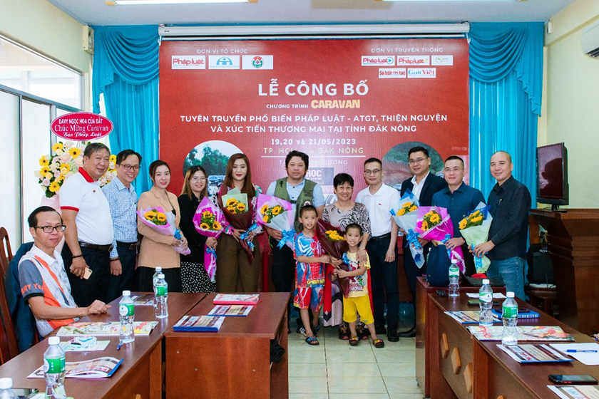 Phó tổng biên tập Báo Pháp luật Việt Nam Trần Ngọc Hà tặng hoa cho các đơn vị tài trợ.