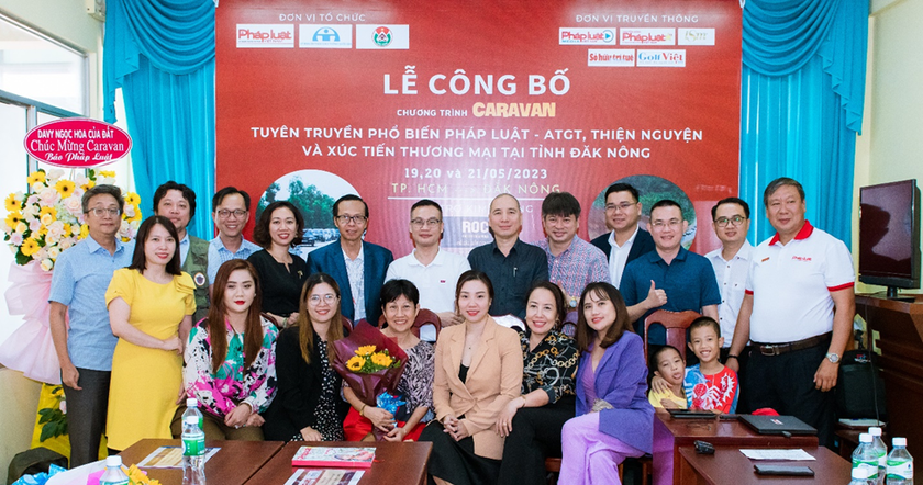 Nhà báo Trần Ngọc Hà chụp hình lưu niệm với các nhà tài trợ và Ban tổ chức chương trình.