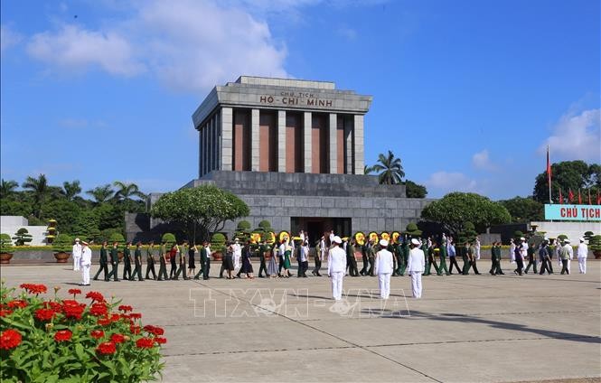 Các đoàn vào Lăng viếng Chủ tịch Hồ Chí Minh. Ảnh tư liệu: Hoàng Hiếu/TTXVN