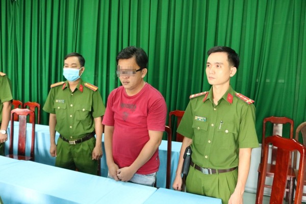 Cơ quan Cảnh sát điều tra Công an tỉnh tống đạt các quyết định đối với các bị can Nguyễn Quốc Thống và Cao Châu (từ trên xuống)