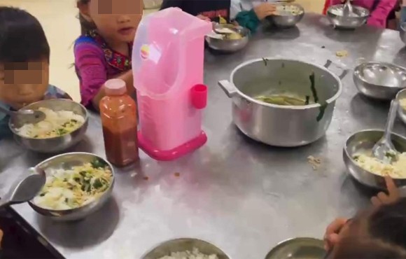 Hình ảnh bữa ăn được phản ánh không đảm bảo định lượng, thực phẩm kém chất lượng tại Trường phổ thông dân tộc (PTDT) bán trú tiểu học Hoàng Thu Phố 1, huyện Bắc Hà, Lào Cai.