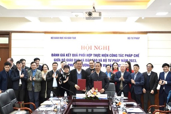 Thứ trưởng Trần Tiến Dũng (phải) và Thứ trưởng Nguyễn Văn Phúc ký kết Kế hoạch phối hợp hai Bộ Tư pháp - Bộ Giáo dục và Đào tạo năm 2024.