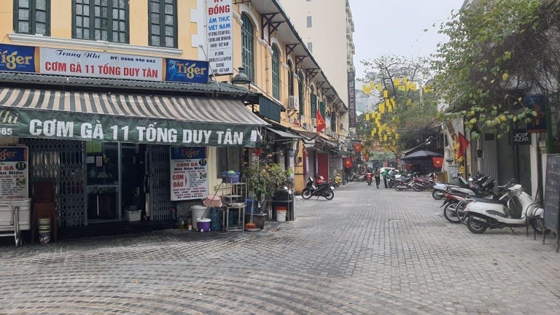 Phố Tống Duy Tân, phường Hàng Bông, quận Hoàn Kiếm - Một con phố ẩm thực nổi tiếng Hà Nội vắng lặng trong ngày đầu thực hiện chủ trương đóng cửa.