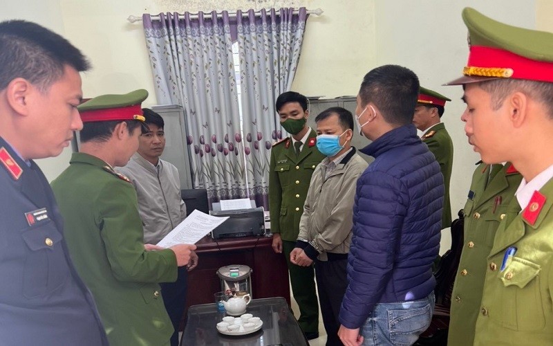 Cơ quan điều tra đọc lệnh bắt bị can để tạm giam bị can Trương Văn Tư. (Ảnh: CABG).