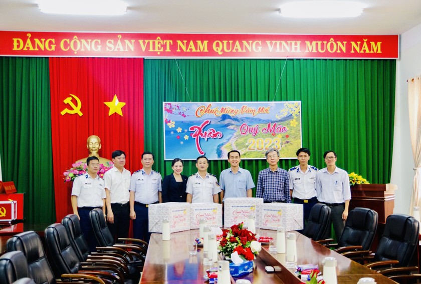 Thiếu tướng Đỗ Hồng Đó, tặng quà huyện ủy, UBND huyện Côn Đảo.