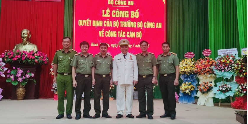Đại tá Lê Quang Nhân (lễ phục trắng) tại lễ công bố quyết định.
